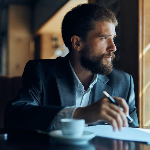 hombre tomando un café